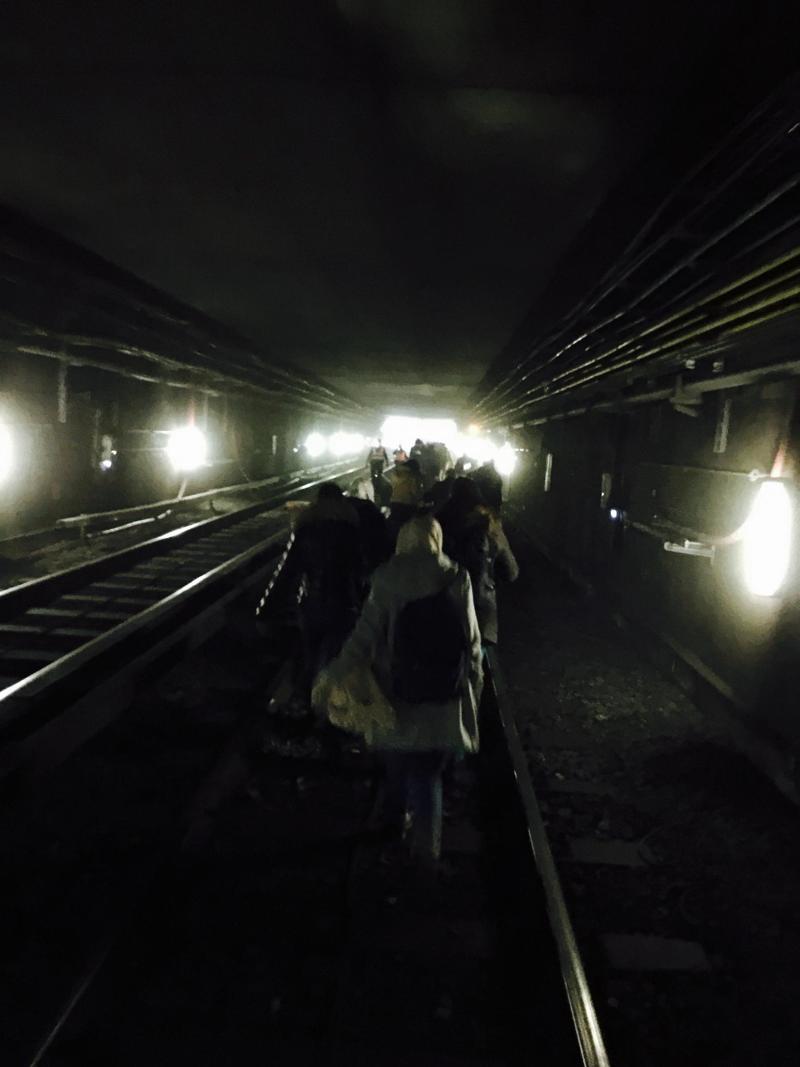 Bruxelles, la metropolitana paralizzata dopo l’attentato Bruxelles, la metropolitana paralizzata dopo l’attentato