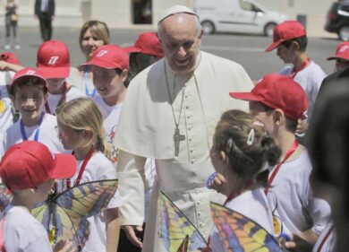 Vedrà il Papa, poi sarà cieca. Bimba malata realizza il sogno