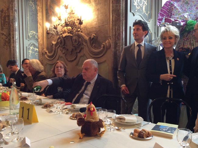 Twitter si scatena sull’orologio di Parisi: “Hi tech, ma low cost”. “Più chic di Agnelli” Twitter si scatena sull’orologio di Parisi: “Hi tech, ma low cost”. “Più chic di Agnelli”