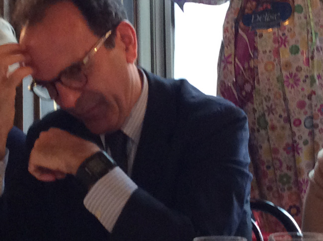Twitter si scatena sull’orologio di Parisi: “Hi tech, ma low cost”. “Più chic di Agnelli” Twitter si scatena sull’orologio di Parisi: “Hi tech, ma low cost”. “Più chic di Agnelli”