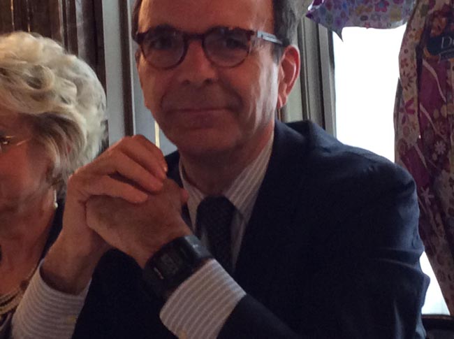 Twitter si scatena sull’orologio di Parisi: “Hi tech, ma low cost”. “Più chic di Agnelli” Twitter si scatena sull’orologio di Parisi: “Hi tech, ma low cost”. “Più chic di Agnelli”