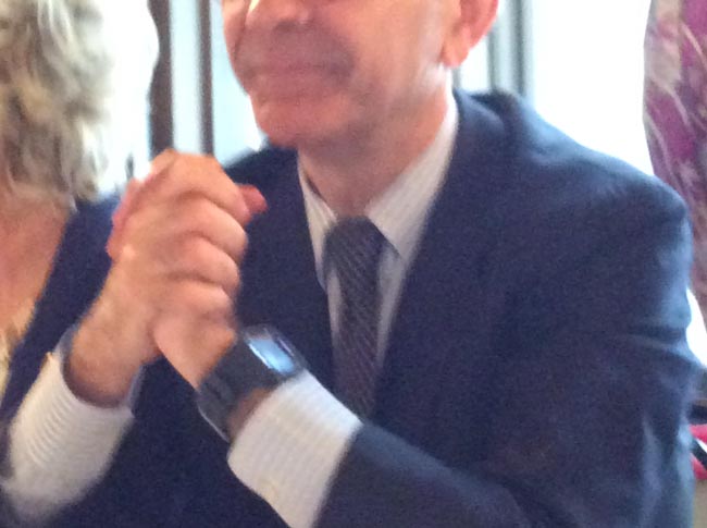 Twitter si scatena sull’orologio di Parisi: “Hi tech, ma low cost”. “Più chic di Agnelli” Twitter si scatena sull’orologio di Parisi: “Hi tech, ma low cost”. “Più chic di Agnelli”
