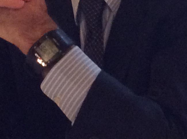 Twitter si scatena sull’orologio di Parisi: “Hi tech, ma low cost”. “Più chic di Agnelli” Twitter si scatena sull’orologio di Parisi: “Hi tech, ma low cost”. “Più chic di Agnelli”