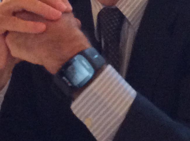 Twitter si scatena sull’orologio di Parisi: “Hi tech, ma low cost”. “Più chic di Agnelli” Twitter si scatena sull’orologio di Parisi: “Hi tech, ma low cost”. “Più chic di Agnelli”