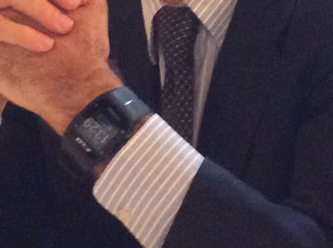 Twitter si scatena sull’orologio di Parisi: “Hi tech, ma low cost”. “Più chic di Agnelli” Twitter si scatena sull’orologio di Parisi: “Hi tech, ma low cost”. “Più chic di Agnelli”