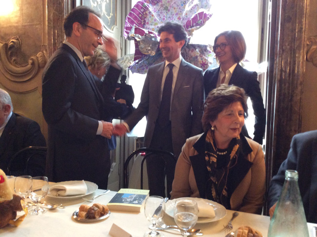 Twitter si scatena sull’orologio di Parisi: “Hi tech, ma low cost”. “Più chic di Agnelli” Twitter si scatena sull’orologio di Parisi: “Hi tech, ma low cost”. “Più chic di Agnelli”