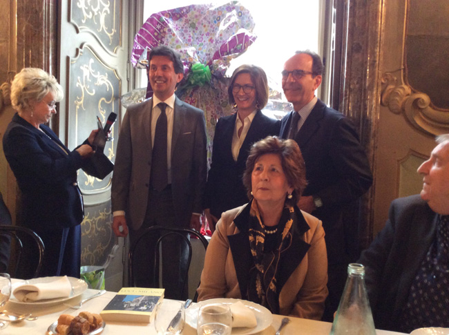 Twitter si scatena sull’orologio di Parisi: “Hi tech, ma low cost”. “Più chic di Agnelli” Twitter si scatena sull’orologio di Parisi: “Hi tech, ma low cost”. “Più chic di Agnelli”