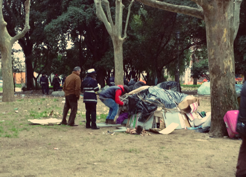 Brucia rifiuti al Colosseo. Arrestato un clochard