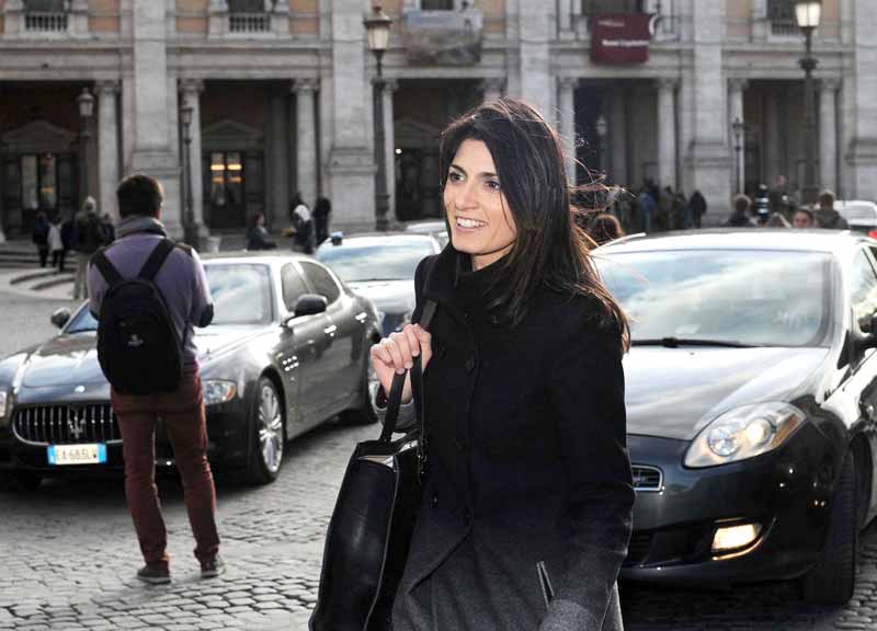 Pd-M5S: la guerra per Roma: “Cara Raggi: prova la tua onestà” Pd-M5S: la guerra per Roma: “Cara Raggi: prova la tua onestà”