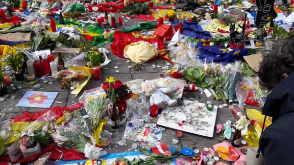 Bruxelles, la marcia dell’odio. E la Polizia “scorta” gli hooligans Bruxelles, la marcia dell’odio. E la Polizia “scorta” gli hooligans