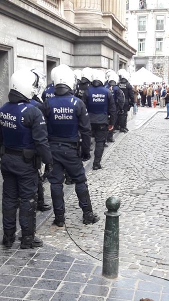 Bruxelles, la marcia dell’odio. E la Polizia “scorta” gli hooligans Bruxelles, la marcia dell’odio. E la Polizia “scorta” gli hooligans