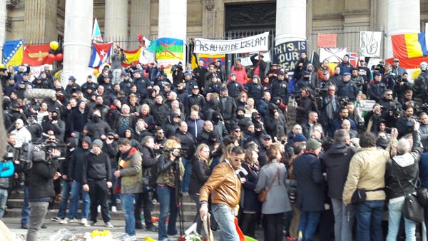 Bruxelles, la marcia dell’odio. E la Polizia “scorta” gli hooligans Bruxelles, la marcia dell’odio. E la Polizia “scorta” gli hooligans