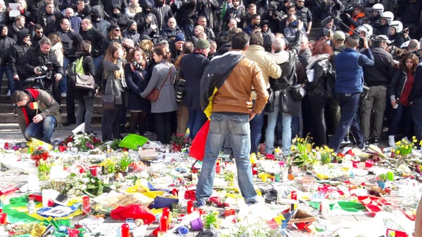 Bruxelles, la marcia dell’odio. E la Polizia “scorta” gli hooligans Bruxelles, la marcia dell’odio. E la Polizia “scorta” gli hooligans