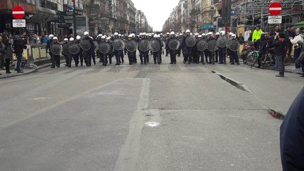Bruxelles, la marcia dell’odio. E la Polizia “scorta” gli hooligans Bruxelles, la marcia dell’odio. E la Polizia “scorta” gli hooligans
