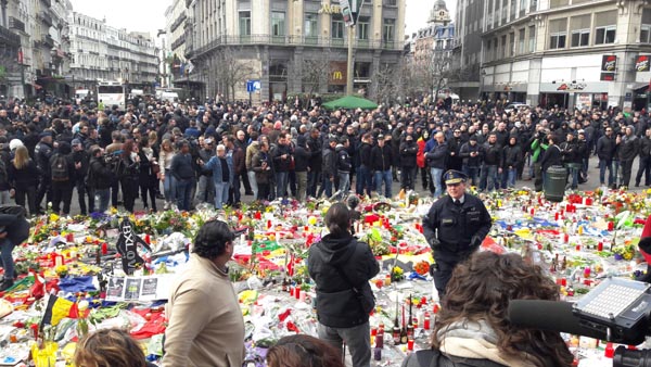 Bruxelles, la marcia dell’odio. E la Polizia “scorta” gli hooligans Bruxelles, la marcia dell’odio. E la Polizia “scorta” gli hooligans