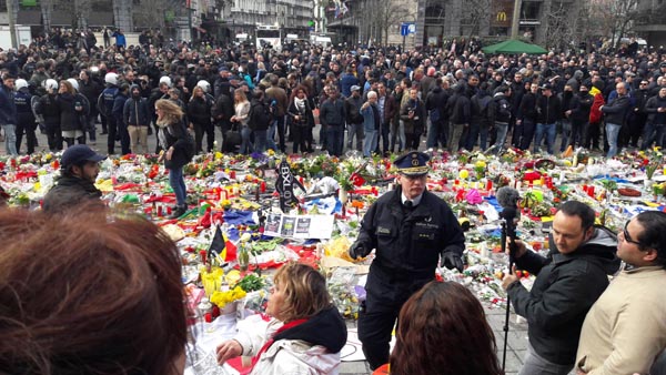 Bruxelles, la marcia dell’odio. E la Polizia “scorta” gli hooligans Bruxelles, la marcia dell’odio. E la Polizia “scorta” gli hooligans