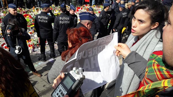 Bruxelles, la marcia dell’odio. E la Polizia “scorta” gli hooligans Bruxelles, la marcia dell’odio. E la Polizia “scorta” gli hooligans