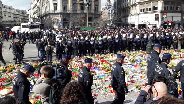 Bruxelles, la marcia dell’odio. E la Polizia “scorta” gli hooligans Bruxelles, la marcia dell’odio. E la Polizia “scorta” gli hooligans