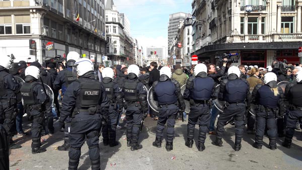 Bruxelles, la marcia dell’odio. E la Polizia “scorta” gli hooligans Bruxelles, la marcia dell’odio. E la Polizia “scorta” gli hooligans
