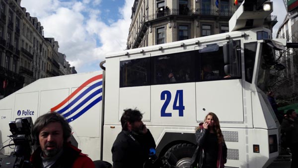 Bruxelles, la marcia dell’odio. E la Polizia “scorta” gli hooligans Bruxelles, la marcia dell’odio. E la Polizia “scorta” gli hooligans