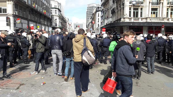 Bruxelles, la marcia dell’odio. E la Polizia “scorta” gli hooligans Bruxelles, la marcia dell’odio. E la Polizia “scorta” gli hooligans