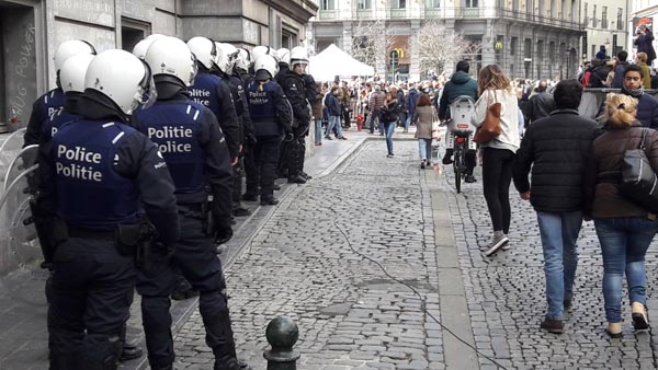 Bruxelles, la marcia dell’odio. E la Polizia “scorta” gli hooligans Bruxelles, la marcia dell’odio. E la Polizia “scorta” gli hooligans