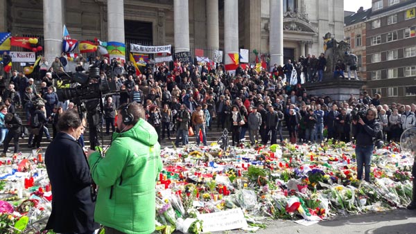 Bruxelles, la marcia dell’odio. E la Polizia “scorta” gli hooligans Bruxelles, la marcia dell’odio. E la Polizia “scorta” gli hooligans