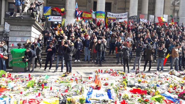 Bruxelles, la marcia dell’odio. E la Polizia “scorta” gli hooligans Bruxelles, la marcia dell’odio. E la Polizia “scorta” gli hooligans