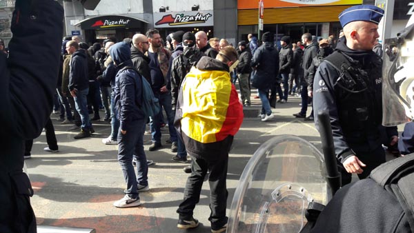Bruxelles, la marcia dell’odio. E la Polizia “scorta” gli hooligans Bruxelles, la marcia dell’odio. E la Polizia “scorta” gli hooligans