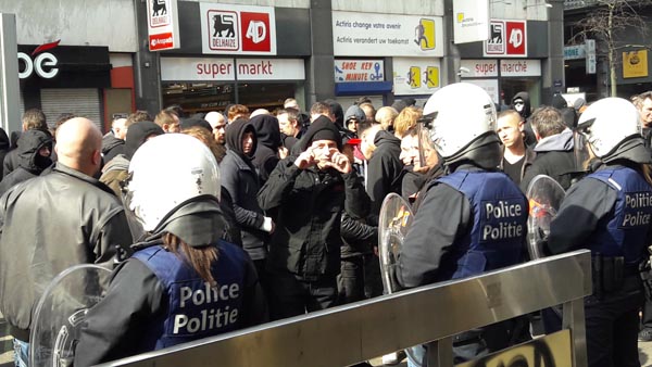 Bruxelles, la marcia dell’odio. E la Polizia “scorta” gli hooligans Bruxelles, la marcia dell’odio. E la Polizia “scorta” gli hooligans