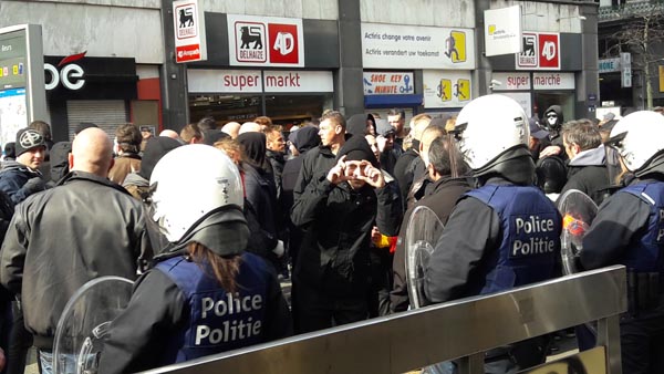 Bruxelles, la marcia dell’odio. E la Polizia “scorta” gli hooligans Bruxelles, la marcia dell’odio. E la Polizia “scorta” gli hooligans