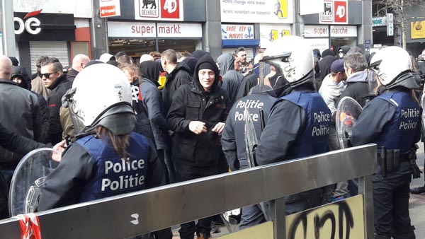 Bruxelles, la marcia dell’odio. E la Polizia “scorta” gli hooligans Bruxelles, la marcia dell’odio. E la Polizia “scorta” gli hooligans