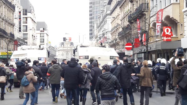 Bruxelles, la marcia dell’odio. E la Polizia “scorta” gli hooligans Bruxelles, la marcia dell’odio. E la Polizia “scorta” gli hooligans