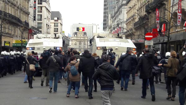 Bruxelles, la marcia dell’odio. E la Polizia “scorta” gli hooligans Bruxelles, la marcia dell’odio. E la Polizia “scorta” gli hooligans