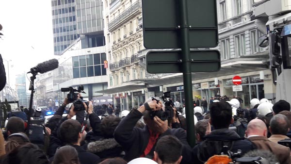 Bruxelles, la marcia dell’odio. E la Polizia “scorta” gli hooligans Bruxelles, la marcia dell’odio. E la Polizia “scorta” gli hooligans