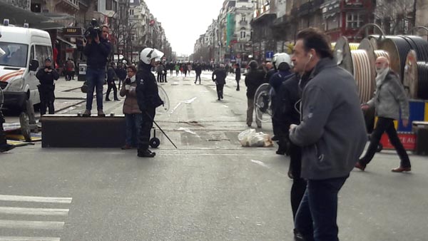 Bruxelles, la marcia dell’odio. E la Polizia “scorta” gli hooligans Bruxelles, la marcia dell’odio. E la Polizia “scorta” gli hooligans