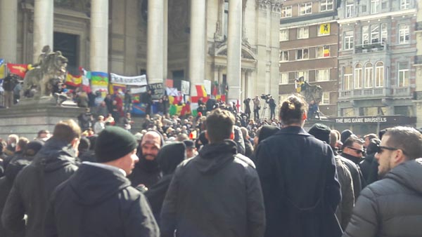 Bruxelles, la marcia dell’odio. E la Polizia “scorta” gli hooligans Bruxelles, la marcia dell’odio. E la Polizia “scorta” gli hooligans