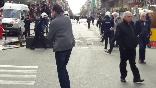 Bruxelles, la marcia dell’odio. E la Polizia “scorta” gli hooligans Bruxelles, la marcia dell’odio. E la Polizia “scorta” gli hooligans