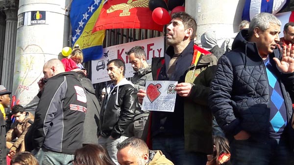 Bruxelles, la marcia dell’odio. E la Polizia “scorta” gli hooligans Bruxelles, la marcia dell’odio. E la Polizia “scorta” gli hooligans