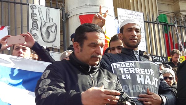 Bruxelles, la marcia dell’odio. E la Polizia “scorta” gli hooligans Bruxelles, la marcia dell’odio. E la Polizia “scorta” gli hooligans