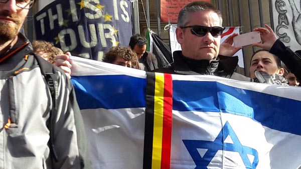 Bruxelles, la marcia dell’odio. E la Polizia “scorta” gli hooligans Bruxelles, la marcia dell’odio. E la Polizia “scorta” gli hooligans