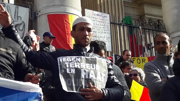 Bruxelles, la marcia dell’odio. E la Polizia “scorta” gli hooligans Bruxelles, la marcia dell’odio. E la Polizia “scorta” gli hooligans
