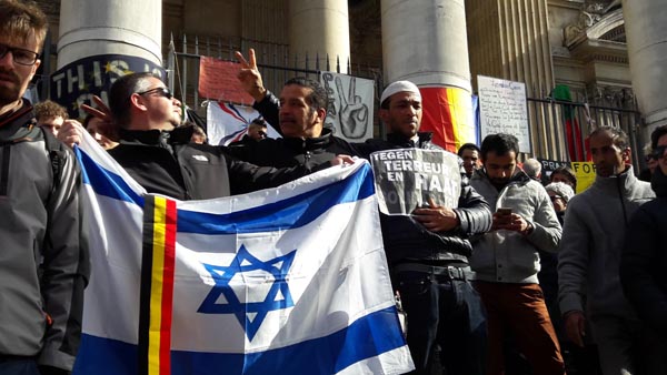 Bruxelles, la marcia dell’odio. E la Polizia “scorta” gli hooligans Bruxelles, la marcia dell’odio. E la Polizia “scorta” gli hooligans