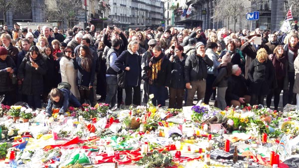 Bruxelles, la marcia dell’odio. E la Polizia “scorta” gli hooligans Bruxelles, la marcia dell’odio. E la Polizia “scorta” gli hooligans
