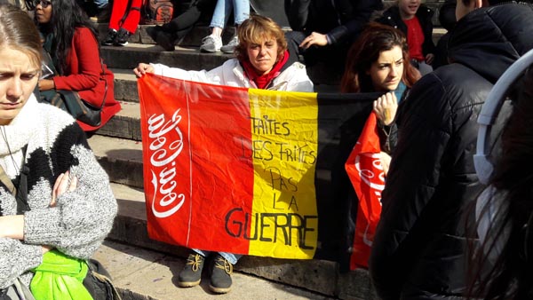 Bruxelles, la marcia dell’odio. E la Polizia “scorta” gli hooligans Bruxelles, la marcia dell’odio. E la Polizia “scorta” gli hooligans