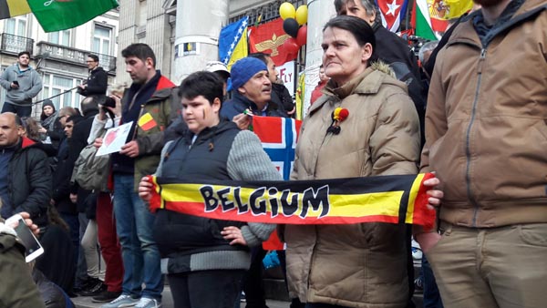 Bruxelles, la marcia dell’odio. E la Polizia “scorta” gli hooligans Bruxelles, la marcia dell’odio. E la Polizia “scorta” gli hooligans