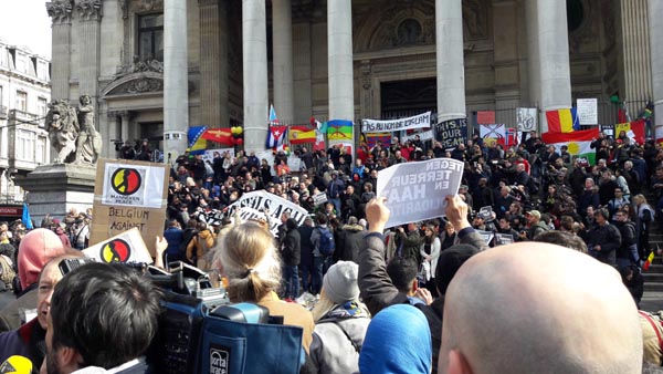 Bruxelles, la marcia dell’odio. E la Polizia “scorta” gli hooligans Bruxelles, la marcia dell’odio. E la Polizia “scorta” gli hooligans