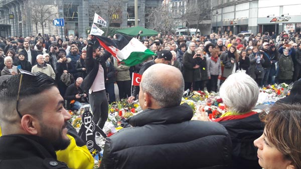 Bruxelles, la marcia dell’odio. E la Polizia “scorta” gli hooligans Bruxelles, la marcia dell’odio. E la Polizia “scorta” gli hooligans