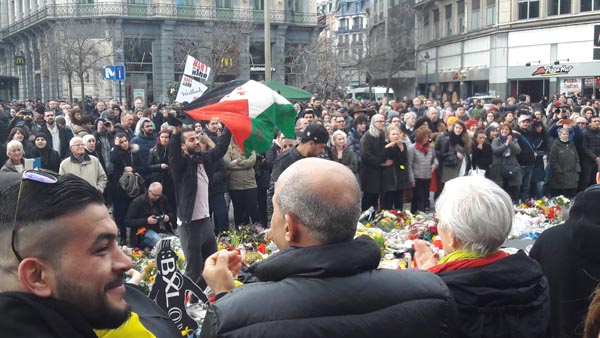 Bruxelles, la marcia dell’odio. E la Polizia “scorta” gli hooligans Bruxelles, la marcia dell’odio. E la Polizia “scorta” gli hooligans