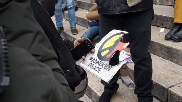 Bruxelles, la marcia dell’odio. E la Polizia “scorta” gli hooligans Bruxelles, la marcia dell’odio. E la Polizia “scorta” gli hooligans